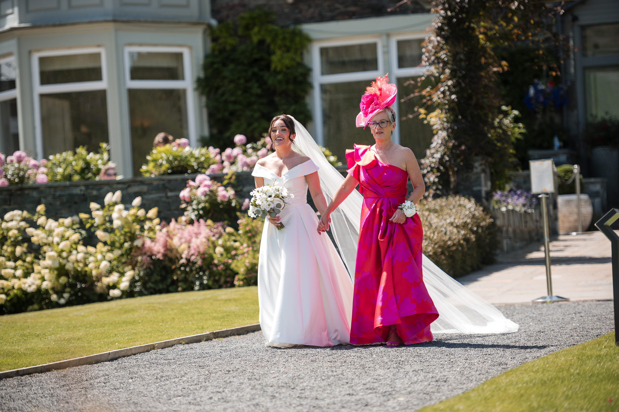 Amy arriving for the outdoor ceremony at Inn on the Lake