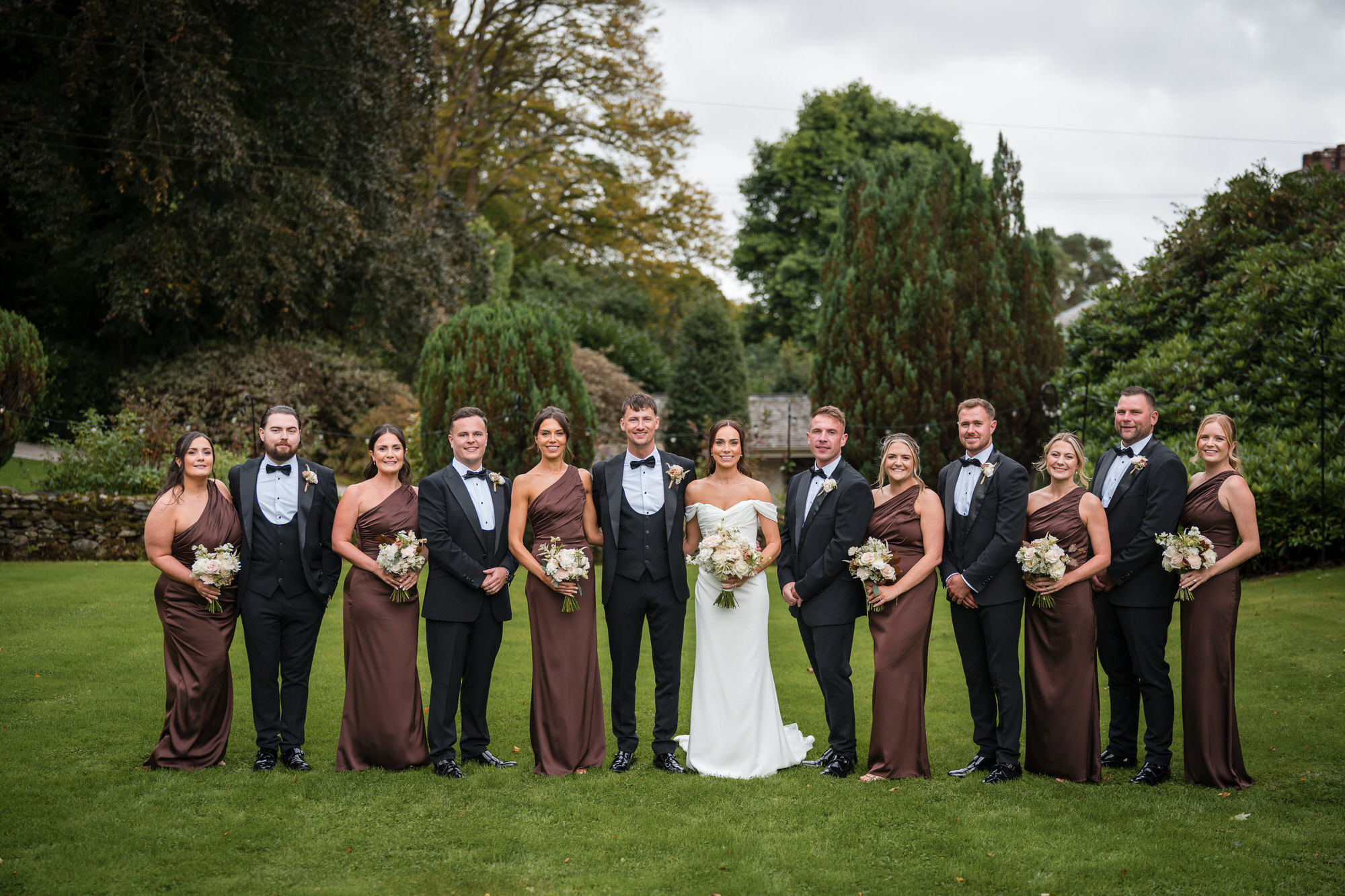 Dan and Ellie with their bridesmaids and groomsmen on the lawn